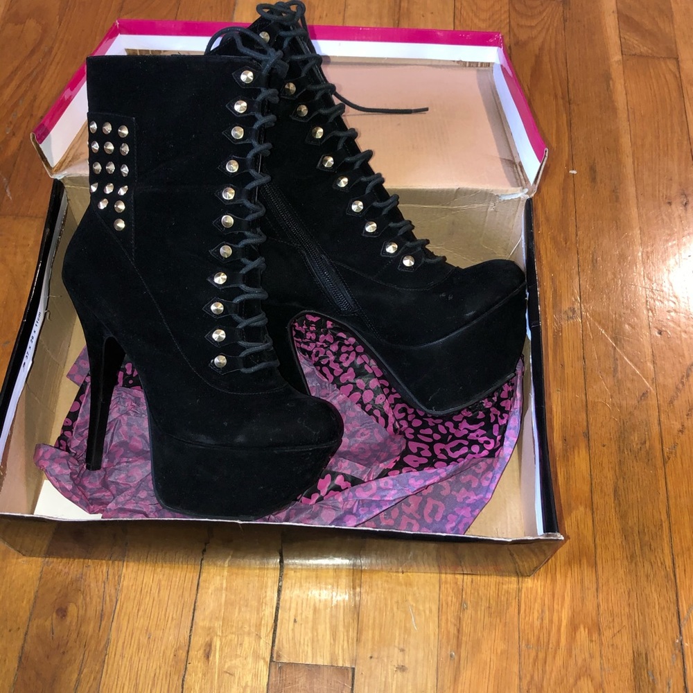Suede black boots